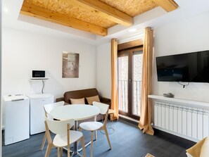 TV - Housingleon- Five Rooms Barrio Húmedo (León)