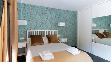 Iron/ironing board, Internet, bed sheets