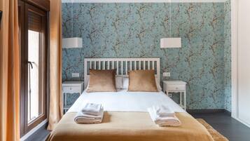 Een strijkplank/strijkijzer, internet, beddengoed