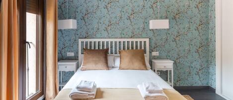 Ferros/tábuas de passar roupa, acesso à internet, roupa de cama