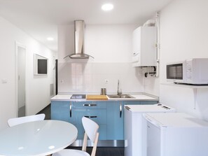 Fridge, microwave, coffee/tea maker, toaster - Housingleon- Five Rooms Barrio Húmedo (León)