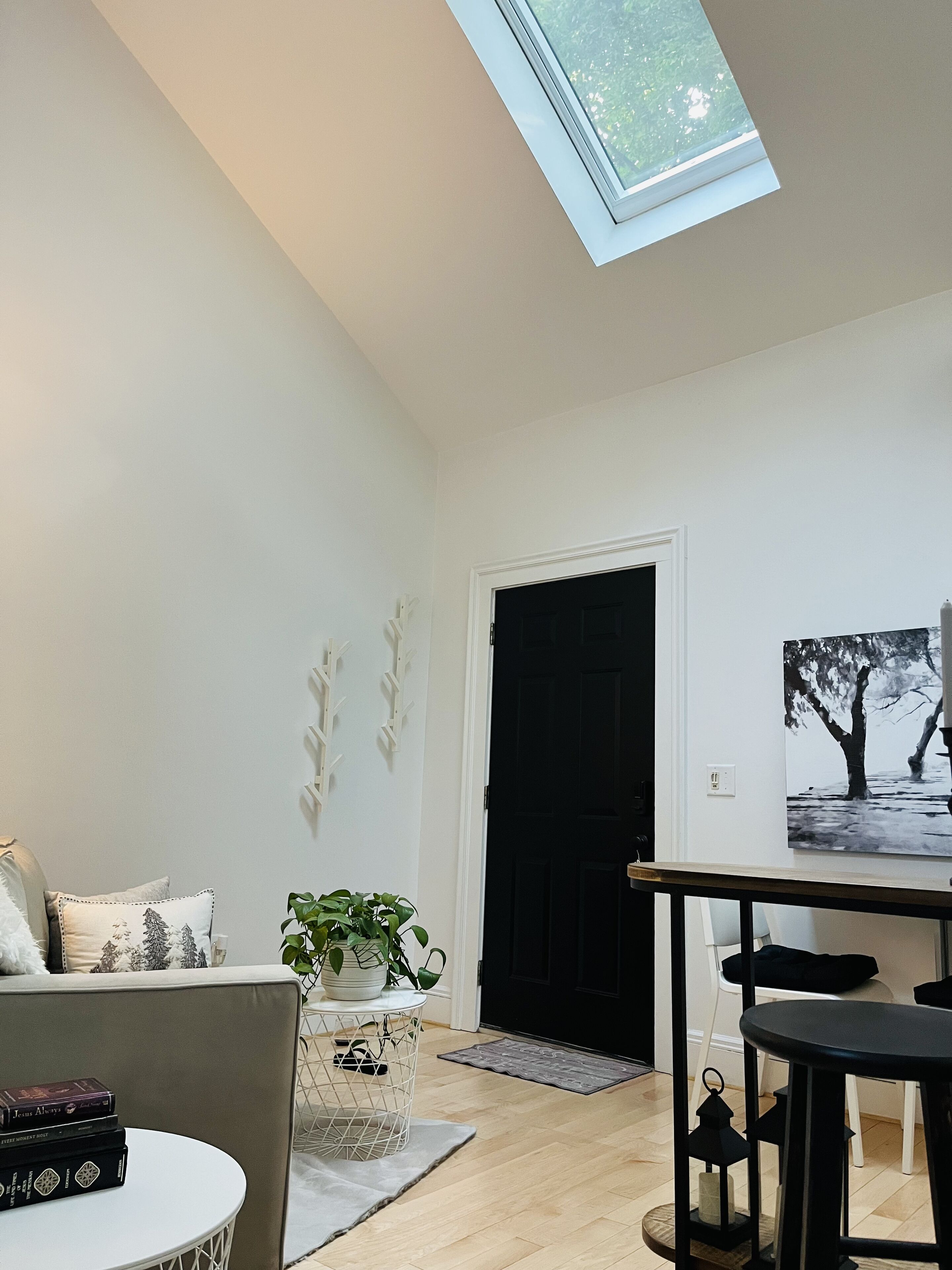 Studio Close to Downtown  w/ Trail Access