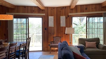 Smart TV, lareira, biblioteca musical, aparelho de som