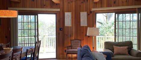 Smart-tv, een open haard, een muziekbibliotheek en een stereo