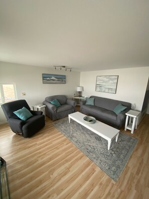 TV connectée, table de tennis de table, livres