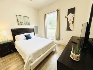 2 bedrooms, desk, iron/ironing board, travel crib - Chateau 5, spacious townhouse in Tickfaw, LA (Tickfaw)