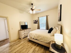 2 slaapkamers, een bureau, een strijkplank/strijkijzer, reisbedje