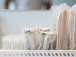 Ein weißer Plastiktablett mit mehreren Rasiererpackungen.