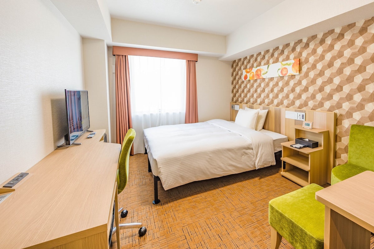 In-room safe, laptop workspace, soundproofing, iron/ironing board