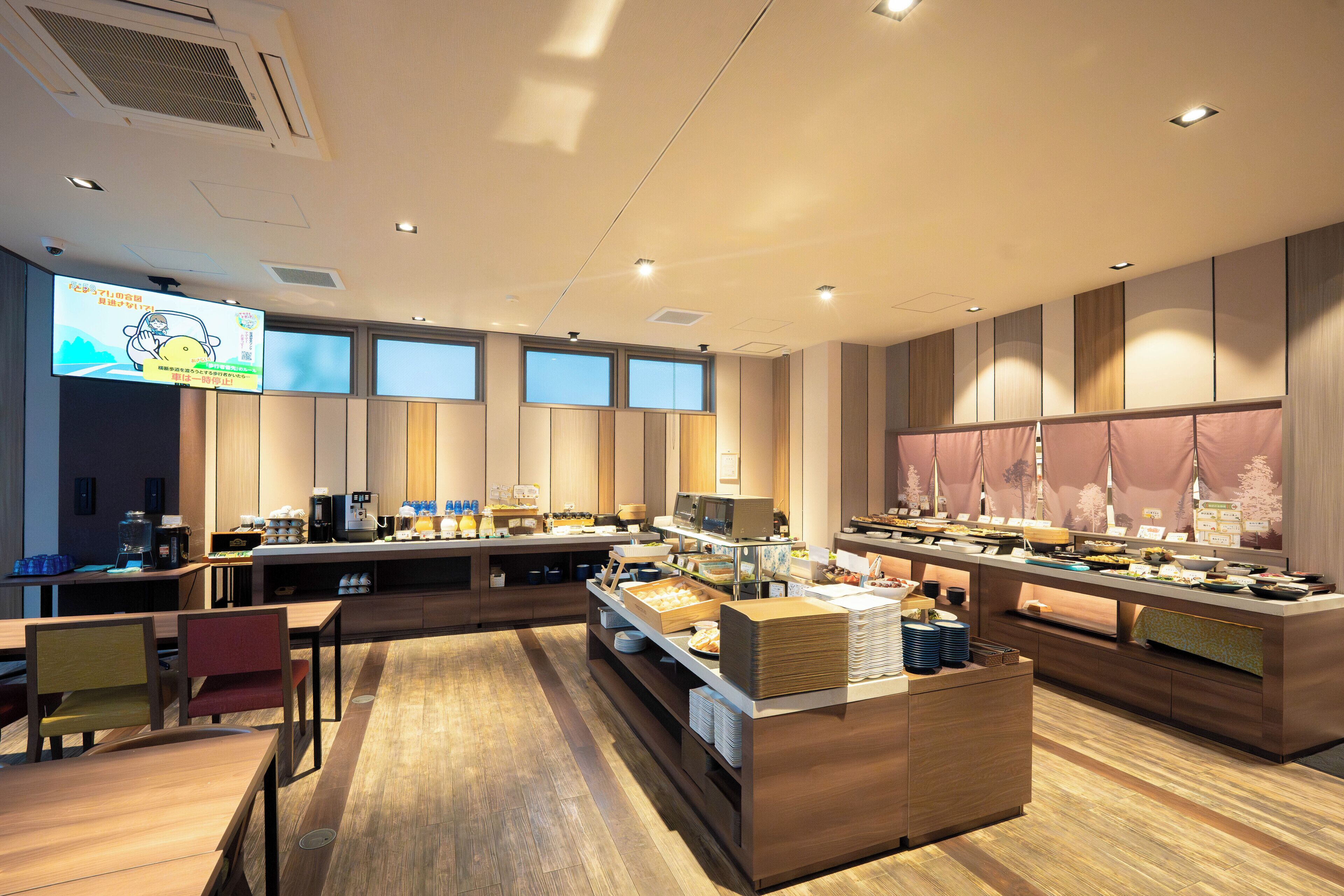 Daily buffet breakfast (JPY 2090 per person)