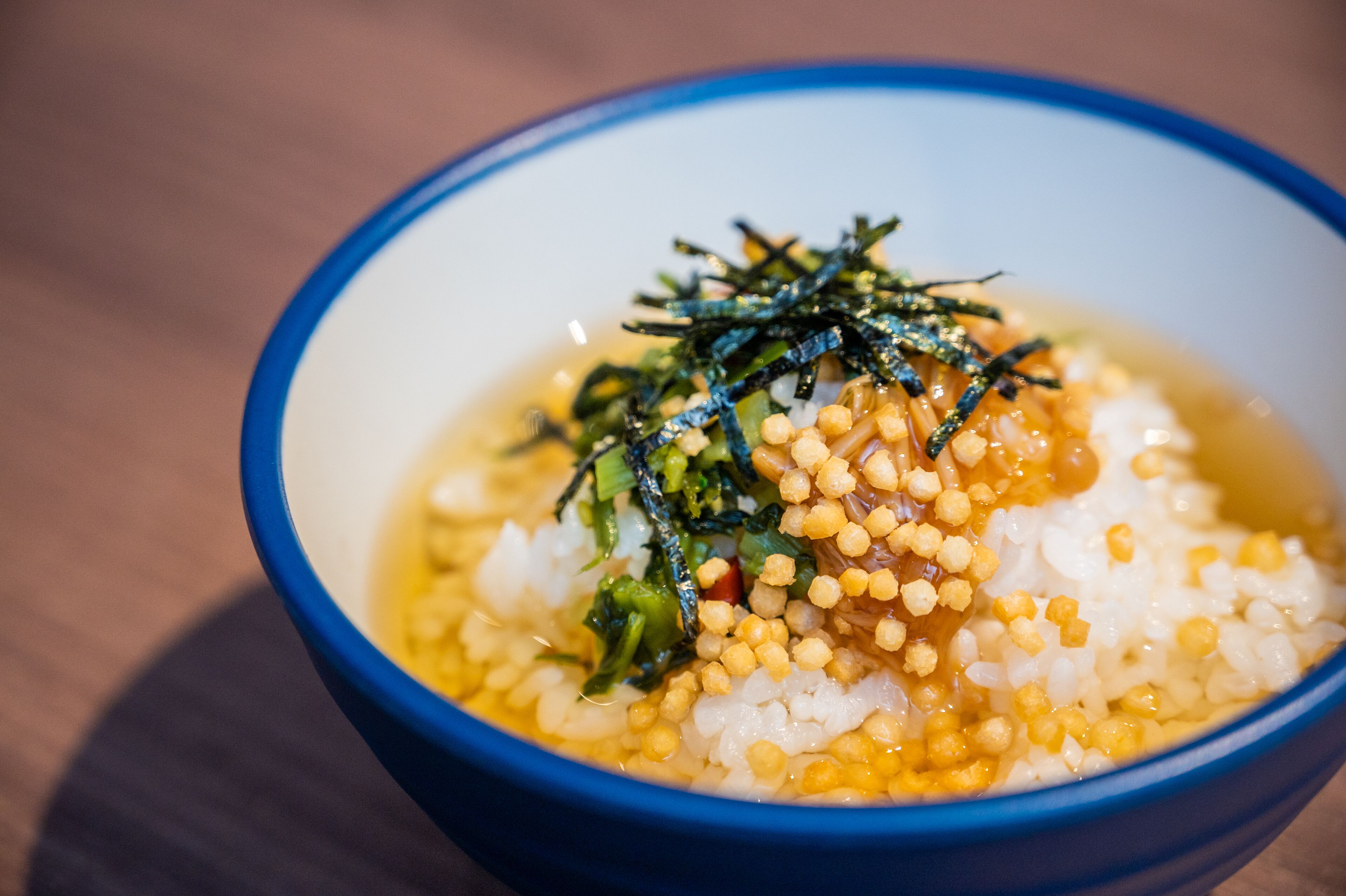 Un bol de riz accompagné d’algues et de grains de maïs.