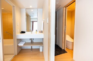 Gratis toiletartikelen, een haardroger, pantoffels