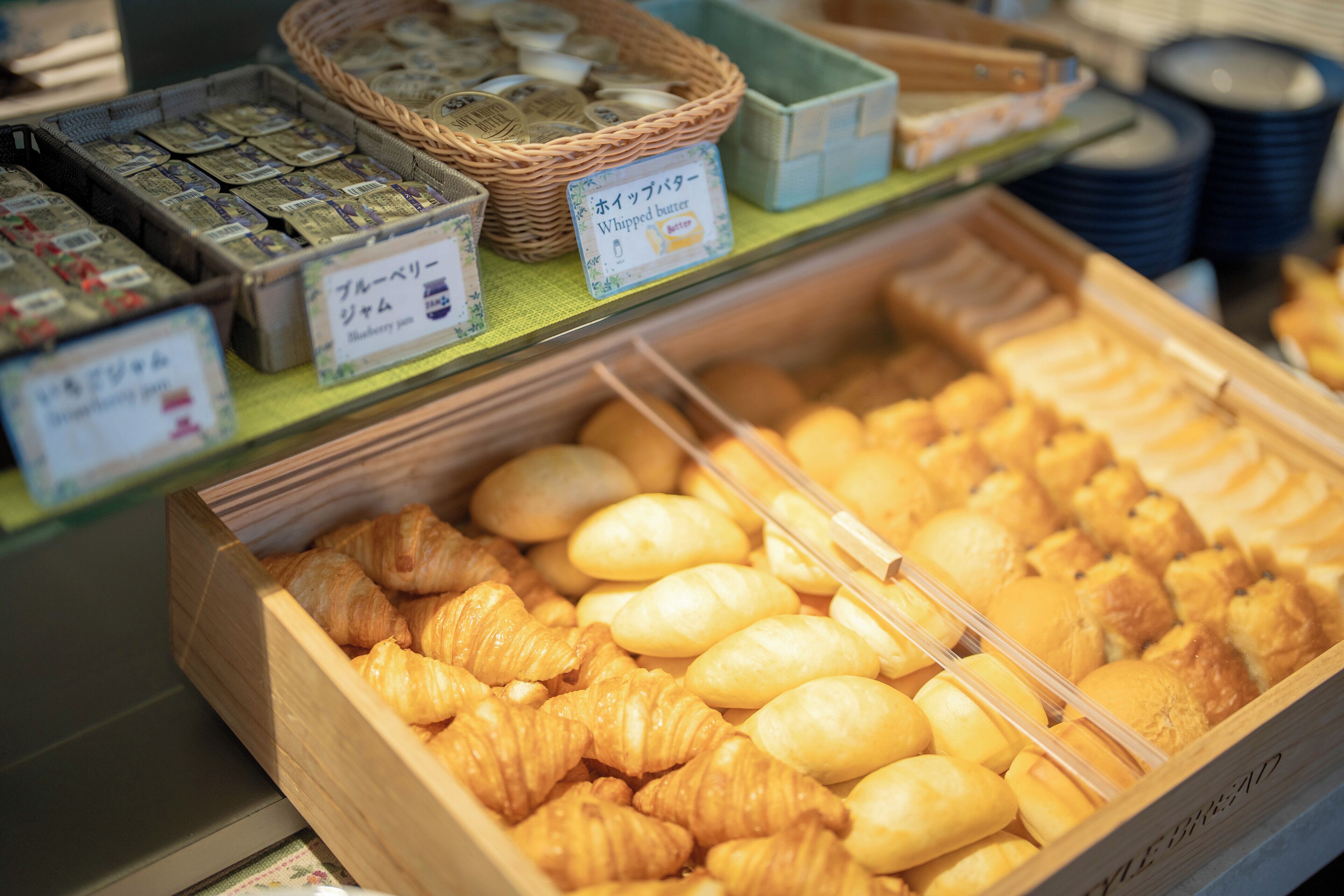 Mostrador de panadería con distintos productos horneados y recipientes etiquetados.