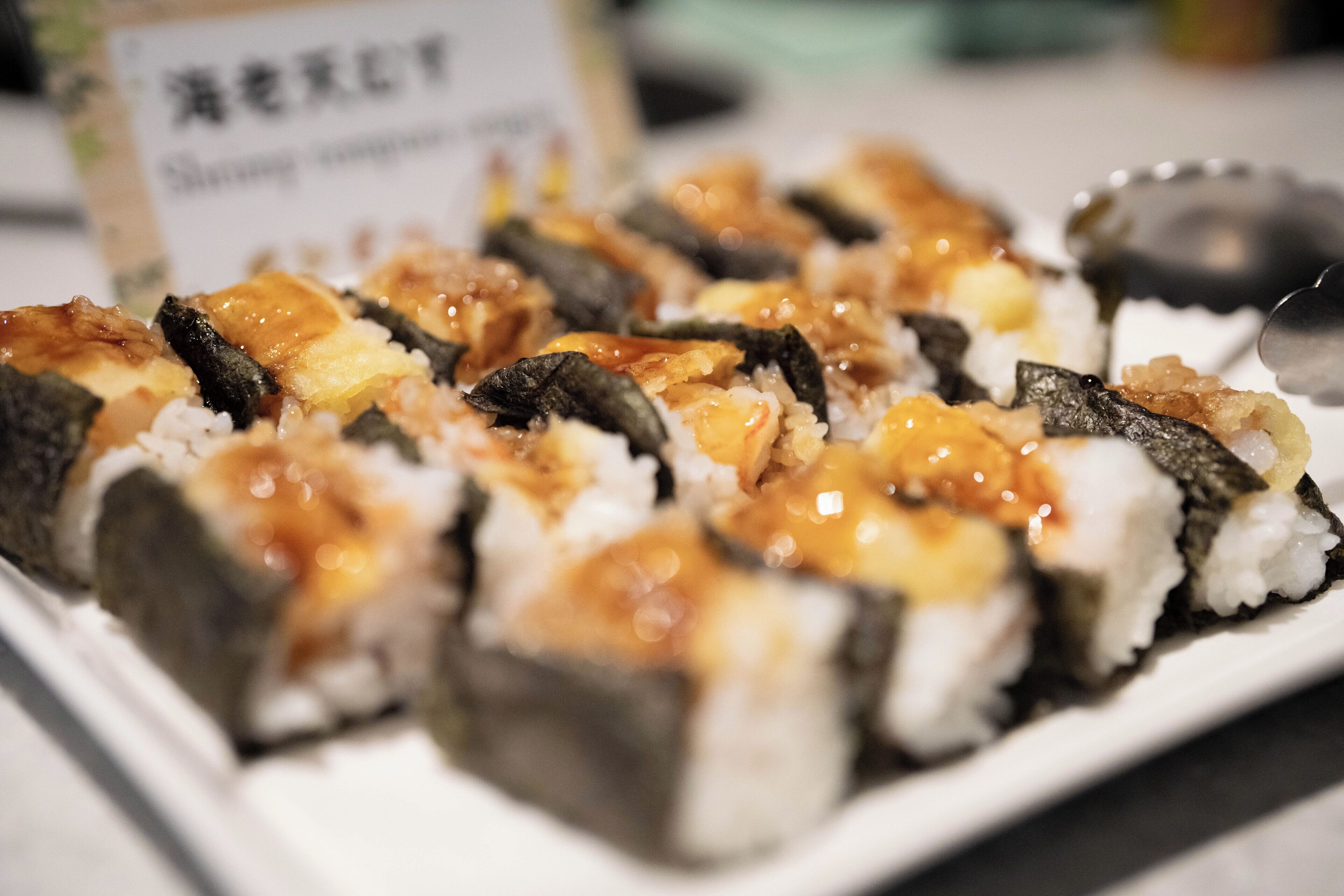 Une assiette de sushis garnis de différentes sortes d'ingrédients.