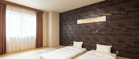 Una habitación de hotel con dos camas, un ventanal con cortinas, un papel tapiz decorado y una lámpara en el techo.