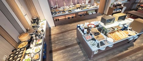 Un bufé con diversos alimentos y una estación de café.