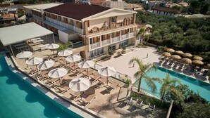A hotel with a pool, sun loungers, umbrellas, and a view of the surrounding area. - Altura Hotel Zakynthos (Zakynthos)