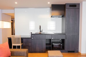 Executive kamer, niet-roken (E) | Privékeuken | Een koelkast, een magnetron, een waterkoker, een vriezer