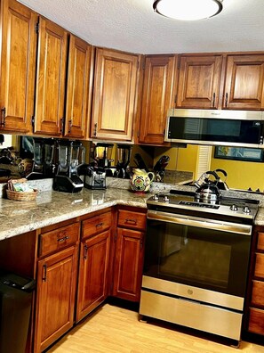 Fridge, microwave, oven, stovetop - Peaceful Kona Retreat—Steps to Magic Sands Beach · King Beds · Ocean View · AC (Kailua-Kona)