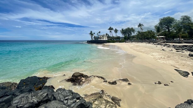 A beach with clear turquoise water, a sandy shore, and rocky outcrops. - Peaceful Kona Retreat—Steps to Magic Sands Beach · Ocean View · King Beds · AC! (Kailua-Kona)