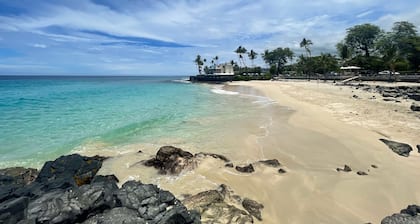Peaceful Kona Retreat—Steps to Magic Sands Beach · Ocean View · AC · King Beds