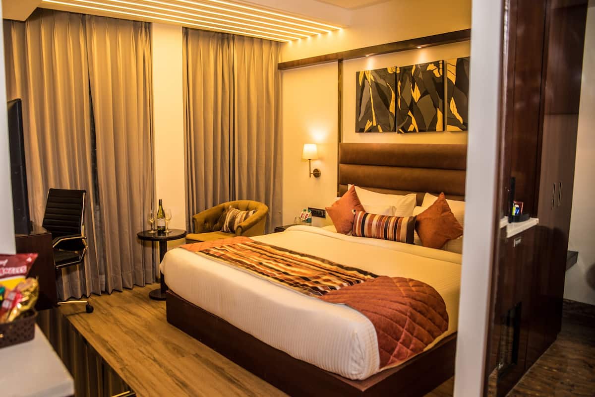 Suite | Minibar, safe på rommet, skrivebord og blendingsgardiner