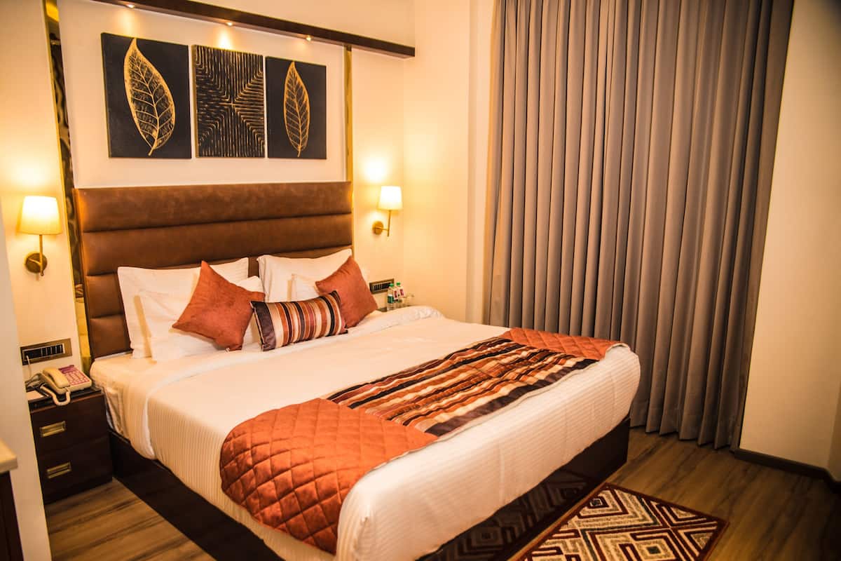 Quarto casal premium | Frigobar, cofres nos quartos, escrivaninha, cortinas blackout