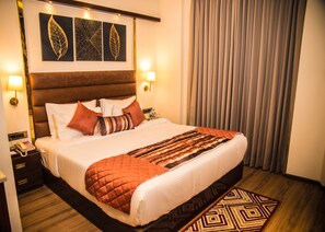 Premium Double Room | Bar mini, peti besi dalam bilik, meja, langsir/tirai gelap terus 