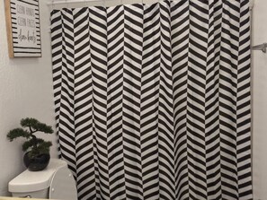 Kombination af bruser/badekar, håndklæder, Toiletpapir