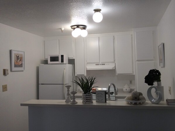 Køleskab, mikrobølgeovn, ovn, kogeplade