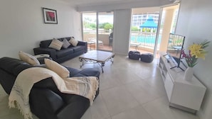 Leilighet – comfort, 3 soverom, balkong, bassengutsikt | Oppholdsområde