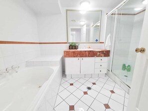 Comfort-Apartment, 3 Schlafzimmer, Balkon, Poolblick | Badezimmer | Badewanne und Dusche (separat), Haartrockner, Handtücher, Seife