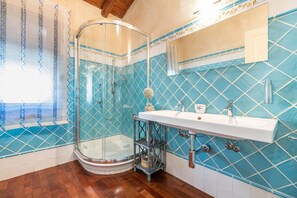 Een douche, een haardroger, handdoeken