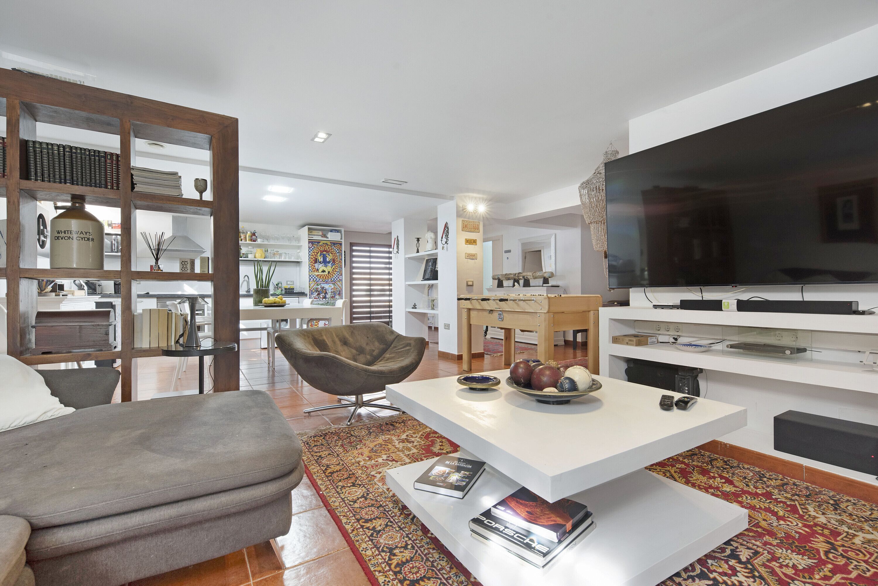 Télévision, lecteur de DVD, chaîne hi-fi