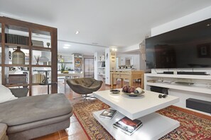 Televisión, reproductor de DVD y estéreo