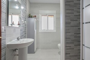 Ducha, artículos de tocador gratuitos, secador de pelo, toallas