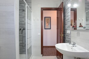 Dusche, kostenlose Toilettenartikel, Haartrockner, Handtücher