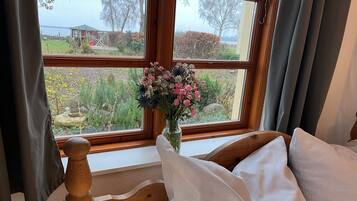 3 bedrooms, travel crib