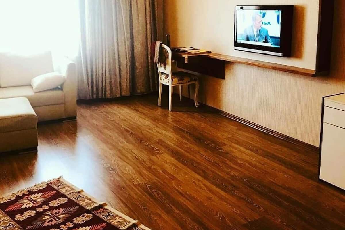 Suite | 1 bedroom, in-room safe, desk, blackout drapes