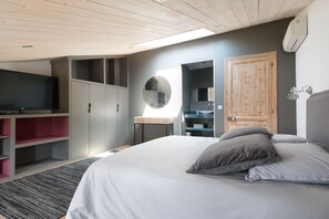 6 bedrooms, iron/ironing board, travel cot, WiFi