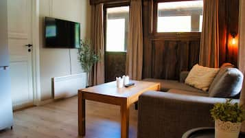 Cabin, 2 Bedrooms | Living area | 32-inch flat-screen TV with digital channels, TV, Netflix