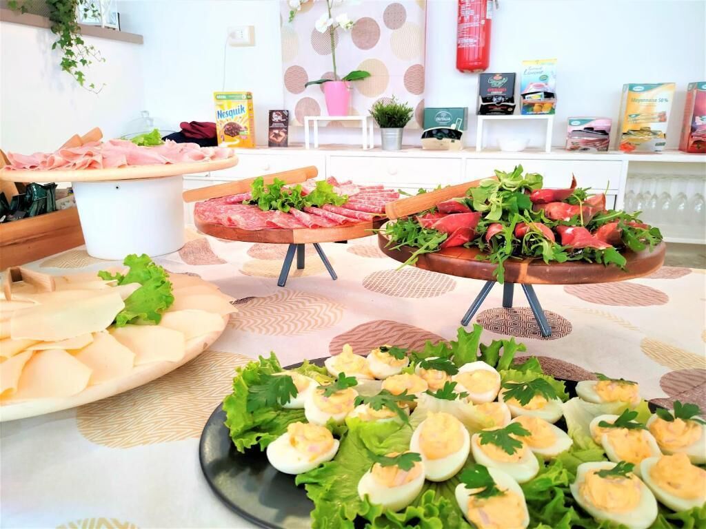 Tägliches inbegriffenes kontinentales Frühstück