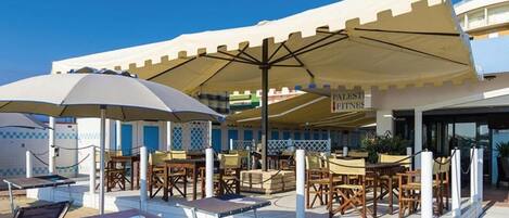 Plage privée à proximité, chaises longues, parasols