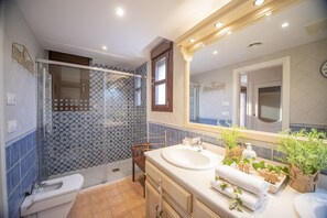 Een douche, handdoeken