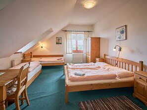 7 bedrooms, travel cot, free WiFi