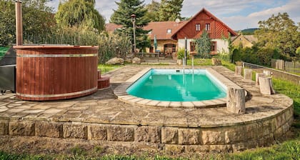 Stunning private villa for 22 people with private pool, WIFI, TV, patio and pets allowed