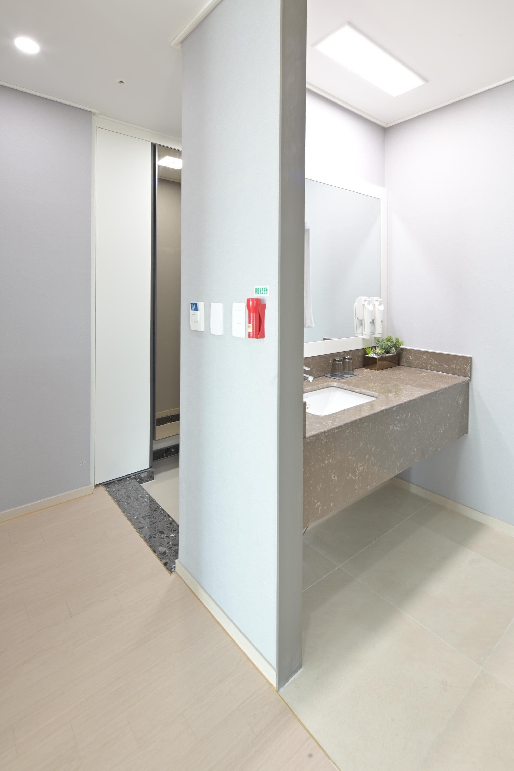 suite | bathroom | shower, hair dryer, bidet, towels