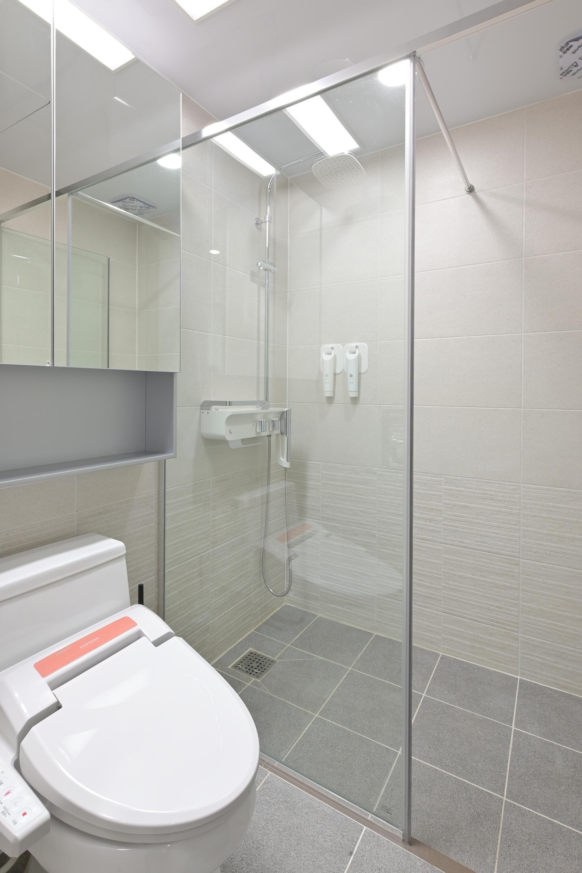 deluxe duplex | bathroom | shower, hair dryer, bidet, towels