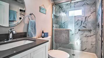 Articles de toilette gratuits, sèche-cheveux, serviettes fournies