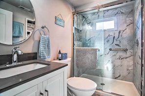 Articles de toilette gratuits, sèche-cheveux, serviettes fournies